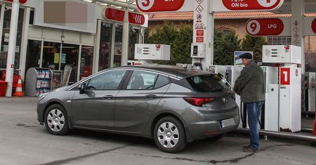 Wpadły pierwsze stacje. UOKiK podsumował cztery miesiące kontroli jakości paliw
