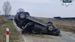 Pijana doprowadziła do dachowania. Jechała z małym dzieckiem