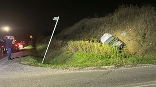 Nieoznakowany pojazd wpadł do rowu. Policjant nie wyrobił na zakręcie