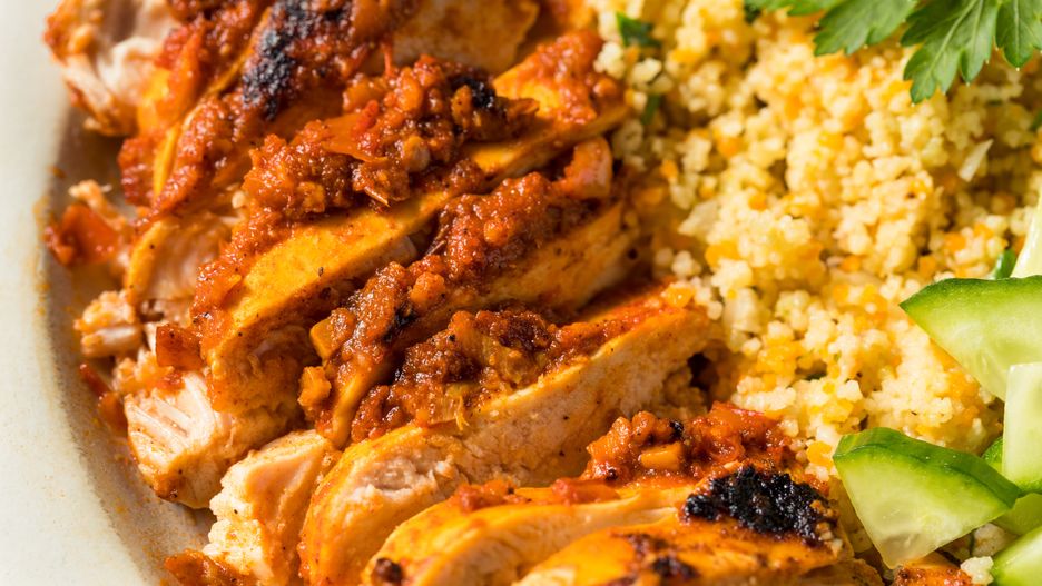 Sałatka kuskus z pieczonymi korzeniowymi warzywami, antrykotem wołowym i masłem miso