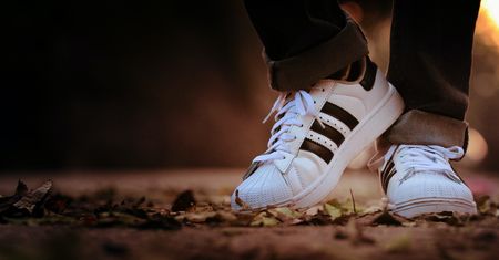Nie ma bardziej kultowych sneakersów niż te! Kochają je kobiety i faceci