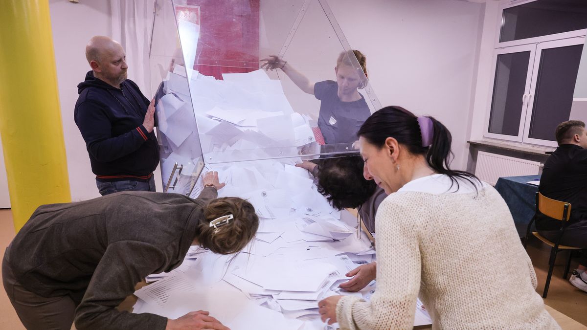 Łódź, 18.05.2025. Wybory prezydenta RP - I tura. Liczenie głosów w lokalu wyborczym w Gdańsku, 18 bm. Zakończyło się głosowanie w I turze wyborów prezydenta RP. (aldg) PAP/Marian Zubrzycki