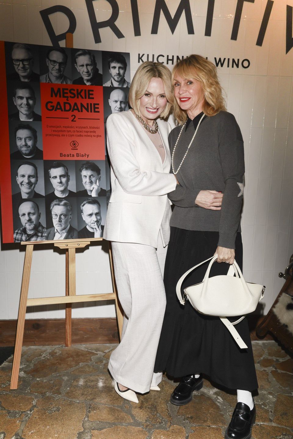 Aktorka postawiła na białe dodatki.