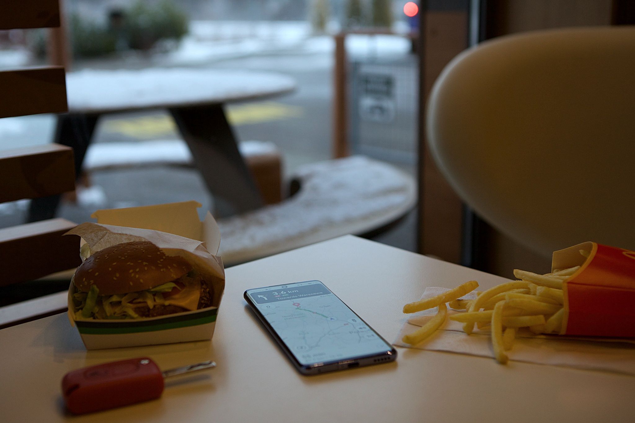 Nova 9 można z powodzeniem naładować do pełna w trakcie krótkiej przerwy na posiłek