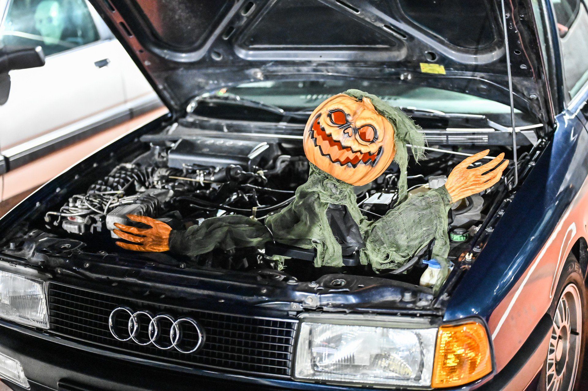 Zabytkowe pojazdy można było podziwiać w wyjątkowo upiornym wydaniu. Pomysłów na nawiązanie do Halloween nie brakowało. Jedni skupili się na przystrojeniu klasyków, inni na własnym stroju. Atmosfera na miejscu mimo wszystko nie była straszna, lecz klimatyczna i jak zwykle przyjazna.