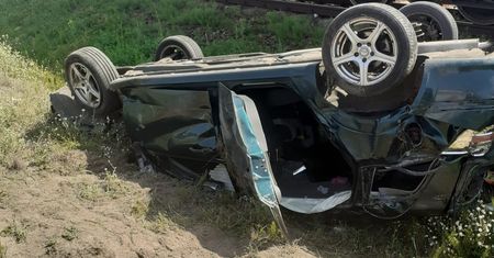Auto wjechało pod pociąg towarowy. W środku cała rodzina