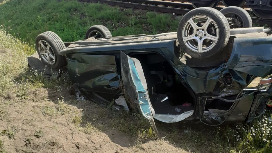 Kobieta wjechała autem pod pociąg