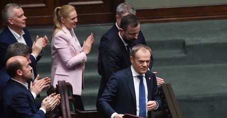 Sondaż. Polacy ocenili pierwszy miesiąc rządów Tuska