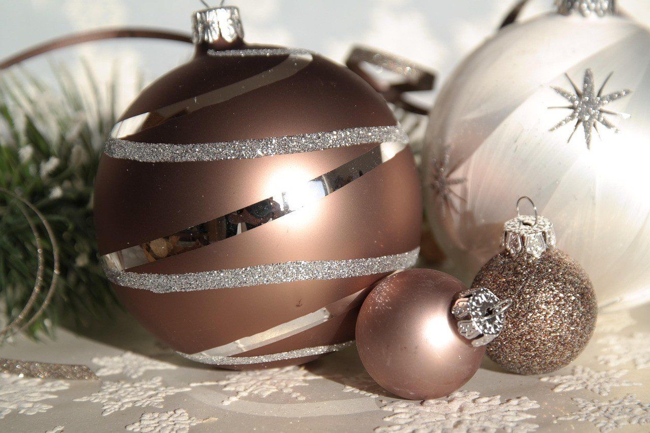 Szukasz idealnego koloru bombek? Ten będzie w trendach