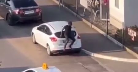 Szokujące sceny w Warszawie. 26-latek z Rwandy zdemolował auto