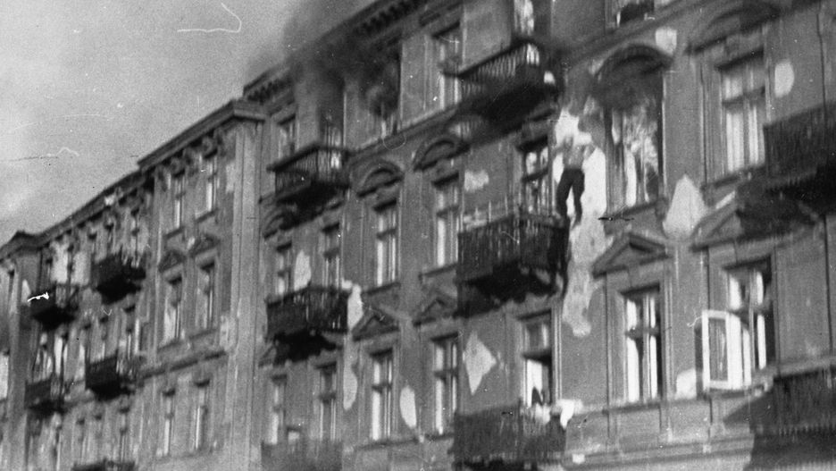 Warszawa.  Powstanie w gettcie nie miało żadnych szans na sukces. Wielu jego uczestników wybrało samobójczą śmierć. Nz. Skaczący z okna płonącego budynku w warszawskim getcie.