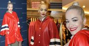 Rita Ora pozuje na ściance w... płaszczu przeciwdeszczowym (ZDJĘCIA)