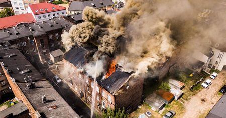 Pożar kamienicy we Włocławku. Ewakuowano mieszkańców, zamknięto ulicę