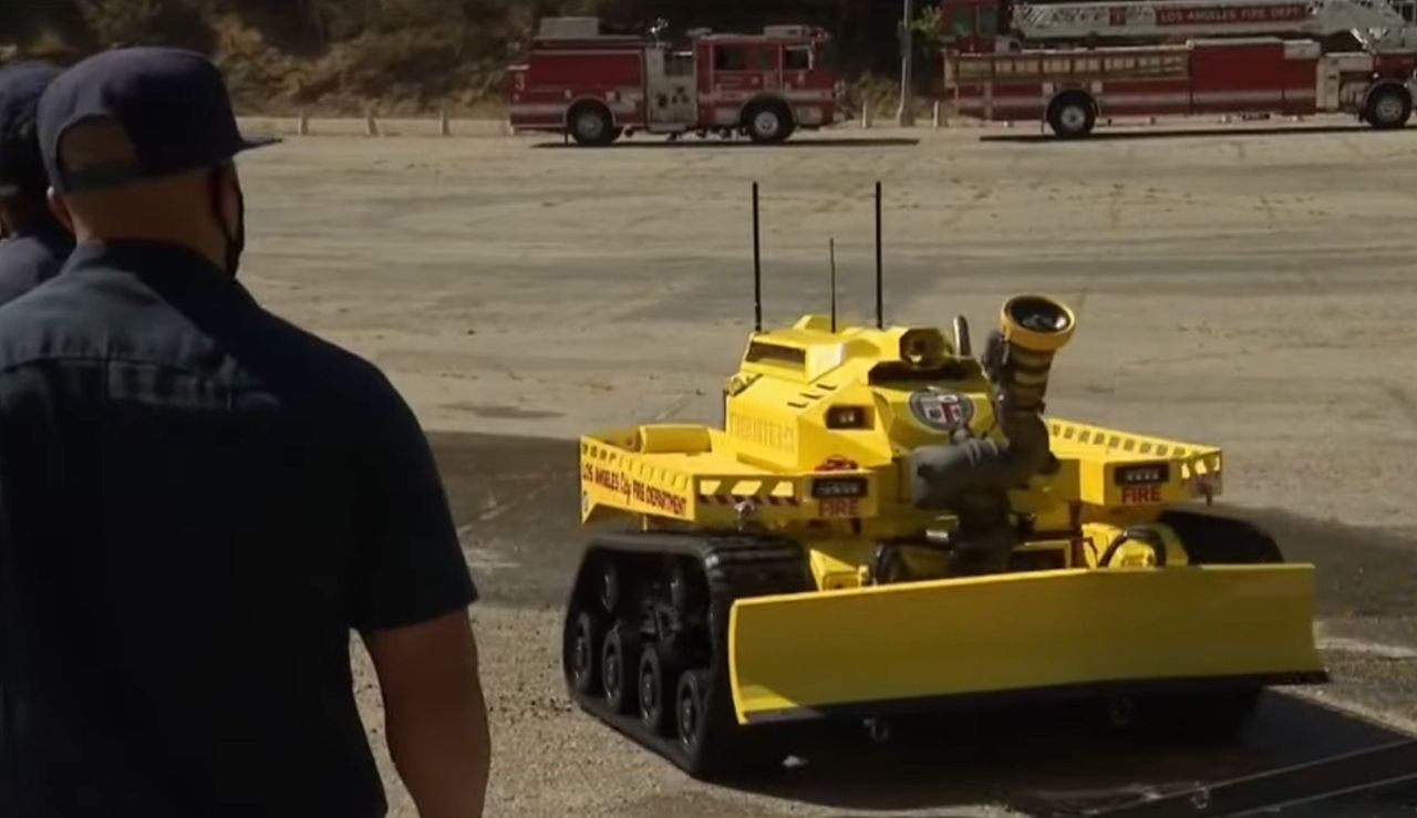 USA. Straż Pożarna Los Angeles zaprezentowała robota Thermite RS3. Maszyna wzięła już udział w pierwszej akcji gaśniczej