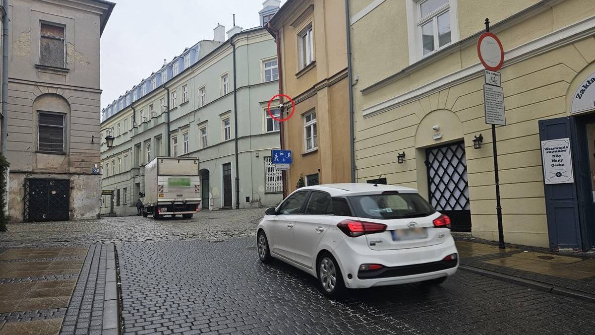 Kamera pilnująca wjazdu na obszar zabytkowego Starego Miasta w Lublinie