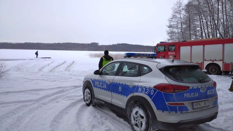 Po załamaniu lodu z wody wystawał tylko dach auta.