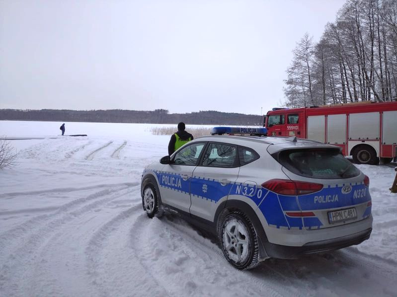 Wjechał autem na zamarznięte jezioro. Lód załamał się pod ciężarem land rovera