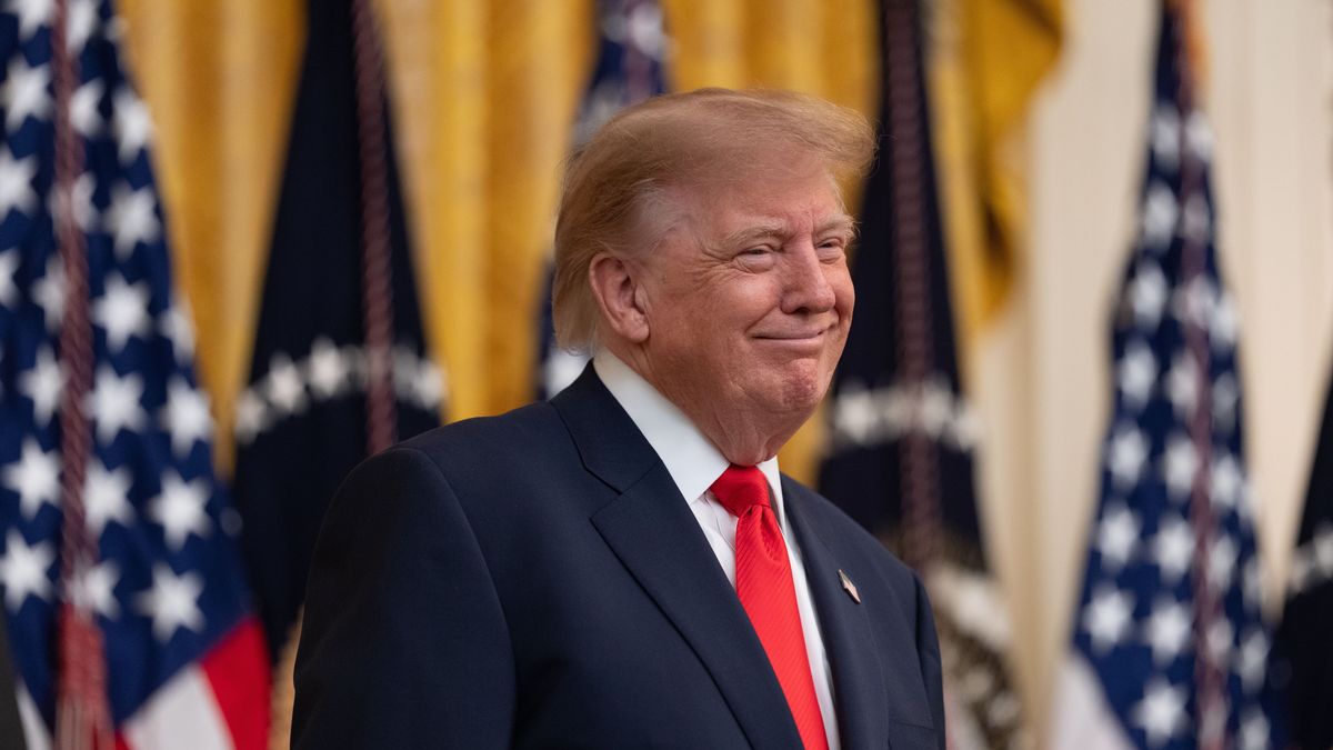 US President Donald Trump gestures during a Columbus Day event in the East Room of the White House in Washington, DC, USA, 09 October 2026. Columbus Day, a US federal holiday, is observed on the second Monday in October and falls on 12 October in 2026. EPA/AARON SCHWARTZ / POOL Dostawca: PAP/EPA.