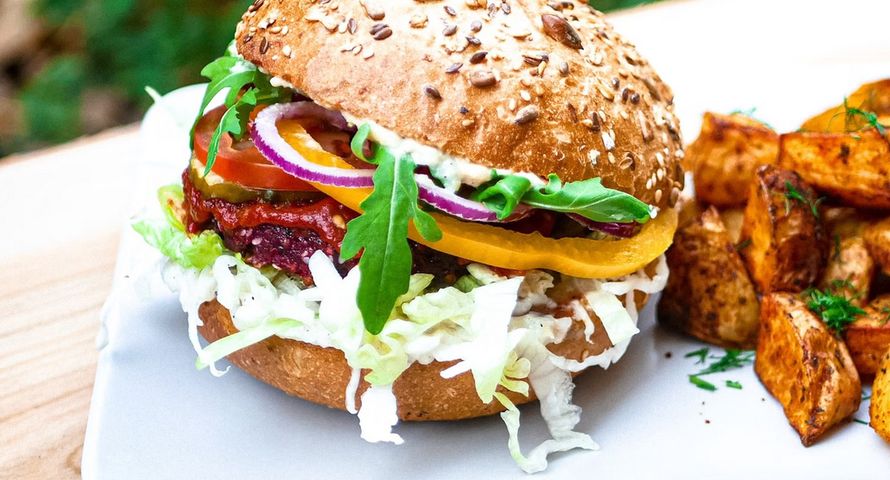 Zakaz "wegańskich" burgerów i steków? Zdecydują europosłowie