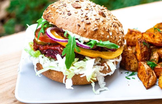 Zakaz "wegańskich" burgerów i steków? Zdecydują europosłowie