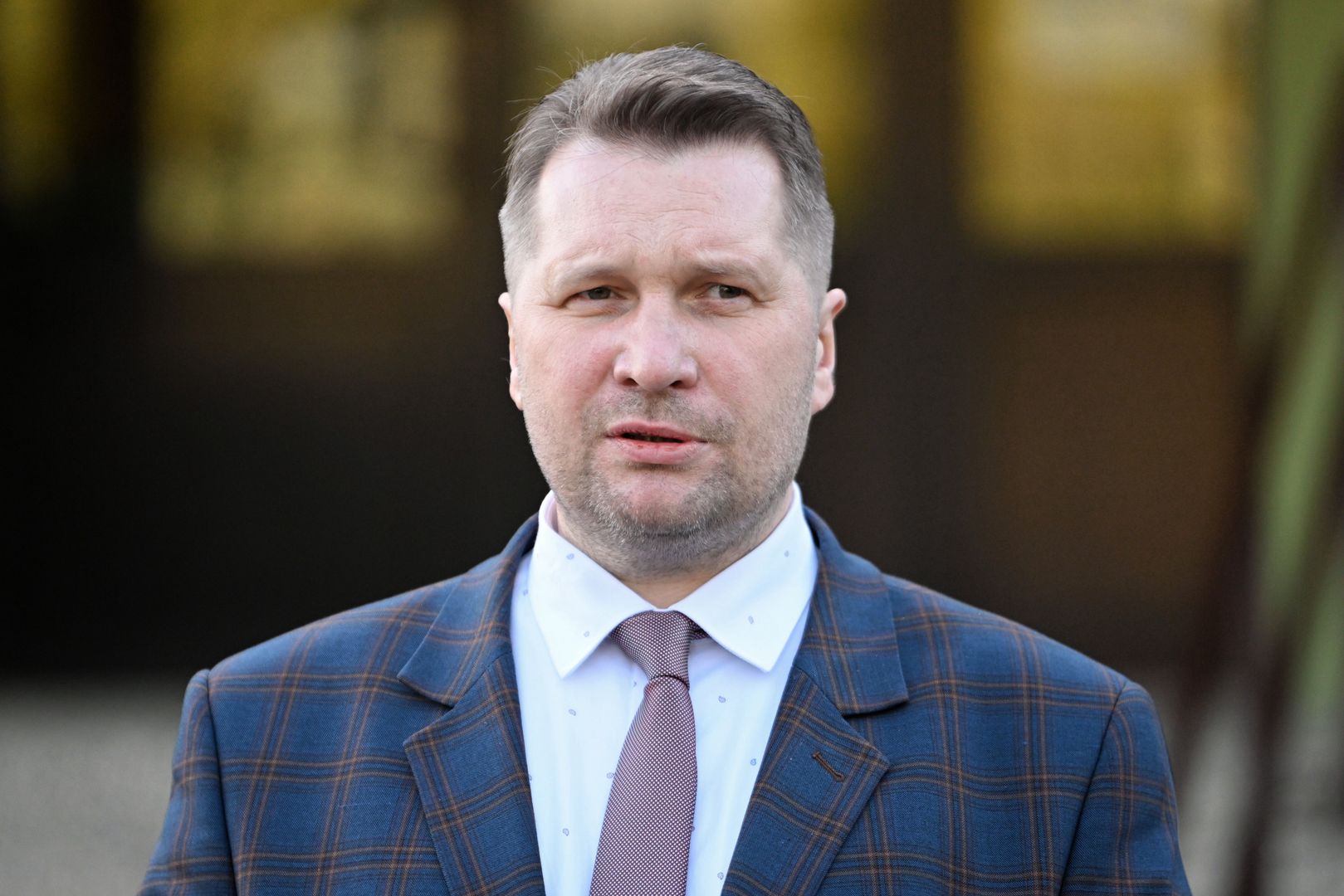  Bojanów, 23.03.2022. Minister edukacji i nauki Przemysław Czarnek podczas konferencji prasowej po spotkaniu z polskimi i ukraińskimi uczniami zespołu szkół w Bojanowie, 23 bm. Tematem spotkania była pomoc dla uchodźców z terenów Ukrainy. (amb) PAP/Darek Delmanowicz