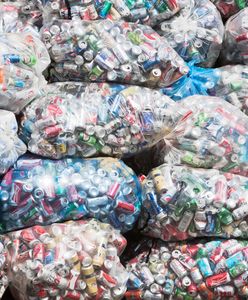 Kupił dom za butelki i puszki. 36-latek zebrał 450 tys. odpadów