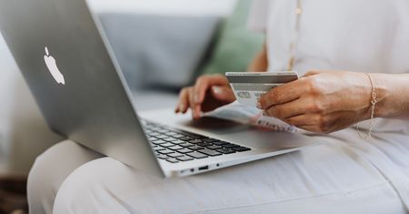Meblowe oszustwo w sieci. Zostali bez pieniędzy i bez mebli