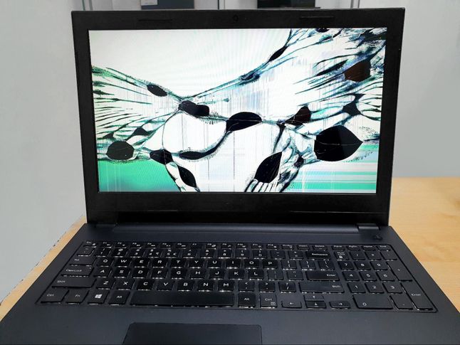 Laptop z uszkodzoną matrycą IPS  