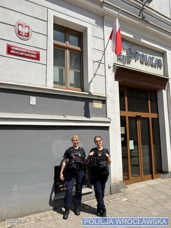 Maluch sam w zamkniętym aucie na parkingu we Wrocławiu. Policjantki wybiły szybę, by uratować 1,5-latka!
