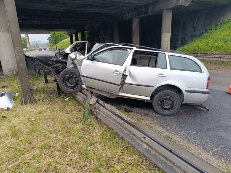 fot. lublin112.pl.  Skoda wypadła z drogi i uderzyła w słup