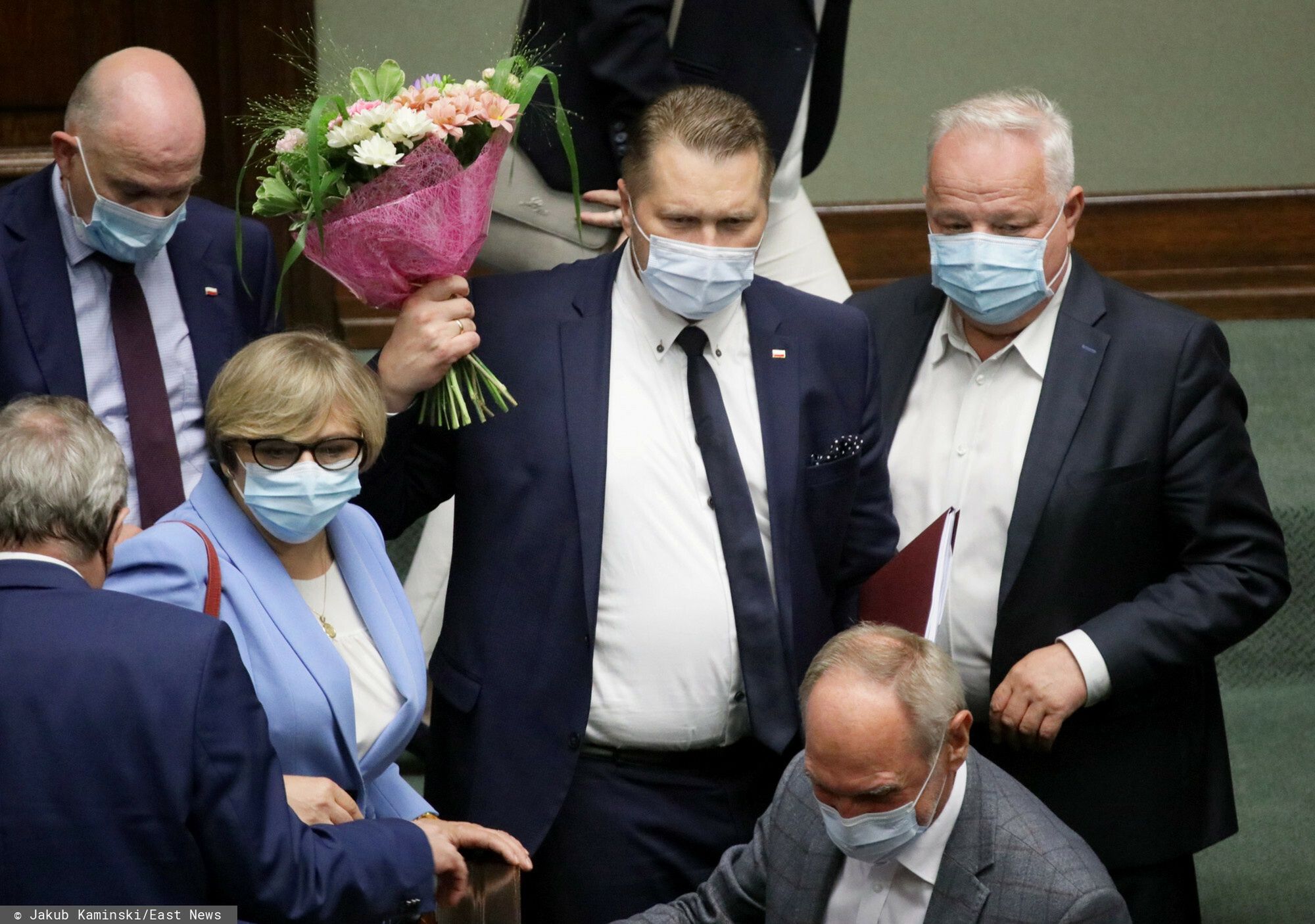 Po tym, jak minister Czarnek zachował stanowisko, dostał kwiaty od kolegów i koleżanek z PiS 