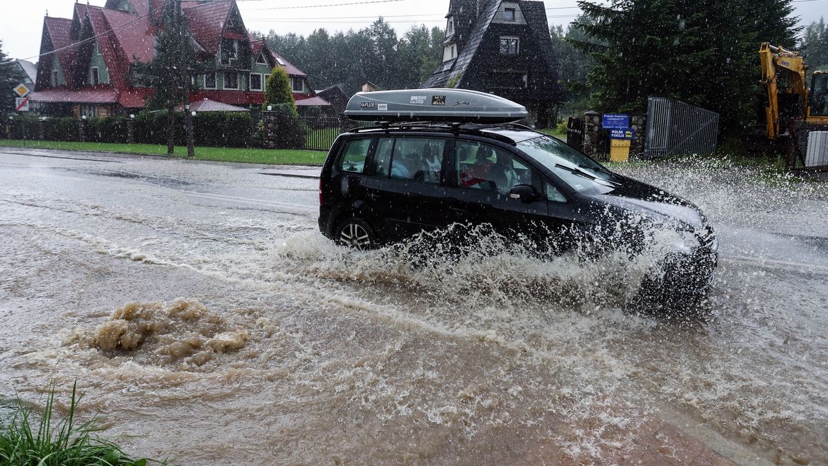 Zakopane, 01.07.2024. Zalane ulice w Zakopanem Olczy, 1 bm. Wskutek intensywnych opadów zakopianka, czyli droga krajowa nr 47, przy wjeździe do Zakopanego została podtopiona. Jest zamknięta w obu kierunkach. (sko) PAP/Grzegorz Momot ***Do tego materiału zdjęciowego dostępna jest również depesza w systemie CSI, pt.: Zakopane/ Ulewne opady; zamknięta podtopiona zakopianka***