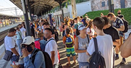 Tłumy na peronie w Gdańsku. "W kwestii maseczek to oczywiście różnie. Już przy wejściu afera"