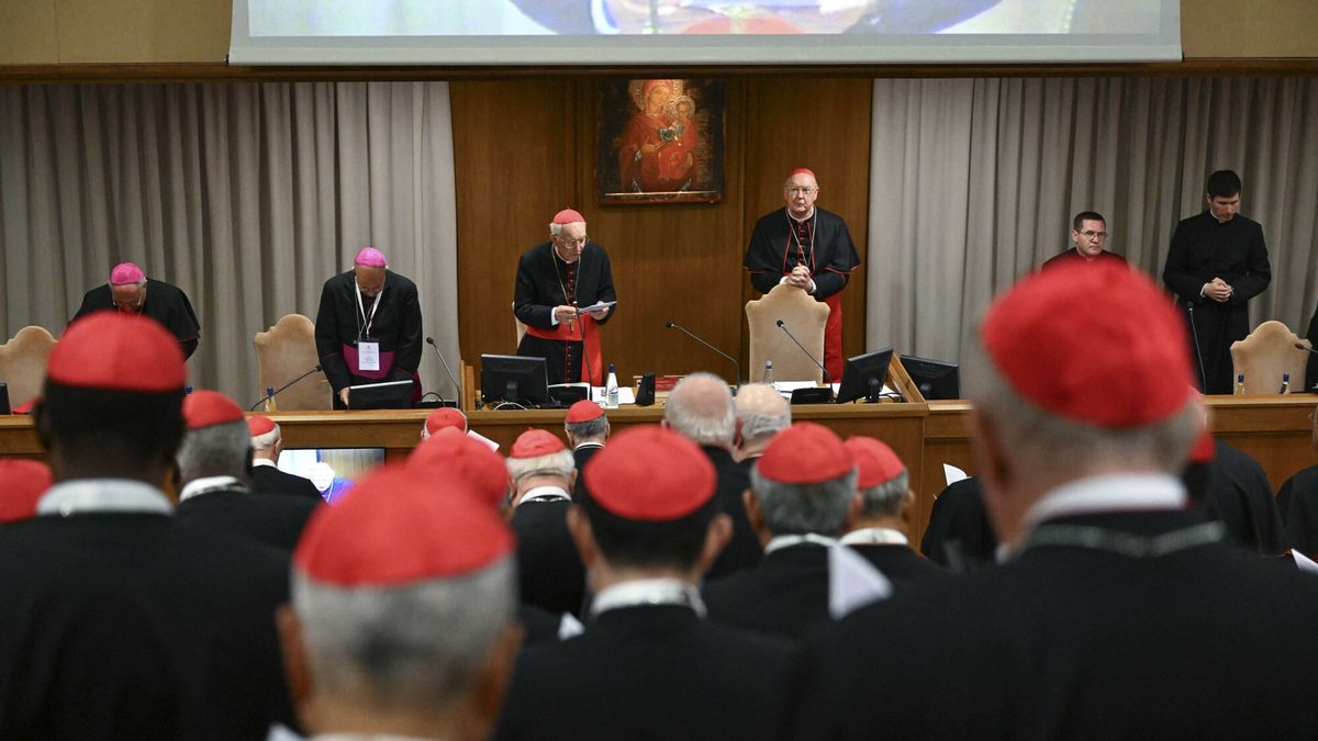 Kardynałowie zgromadzeni na Kongregacji Generalnej w Watykanie