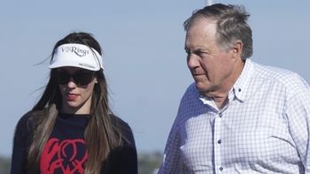 MIŁOŚĆ KWITNIE: 73-letni Bill Belichick i jego 24-LETNIA (!) cheerleaderka "przyłapani" na romantycznym spacerze