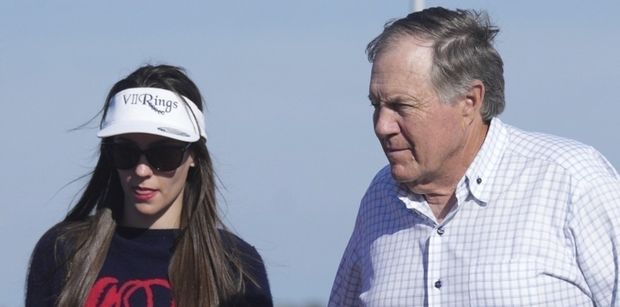 MIŁOŚĆ KWITNIE: 73-letni Bill Belichick i jego 24-LETNIA (!) cheerleaderka "przyłapani" na romantycznym spacerze