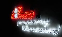 Warszawa. Neon na budynku MZA. Zachęca do podróżowania komunikacją miejską