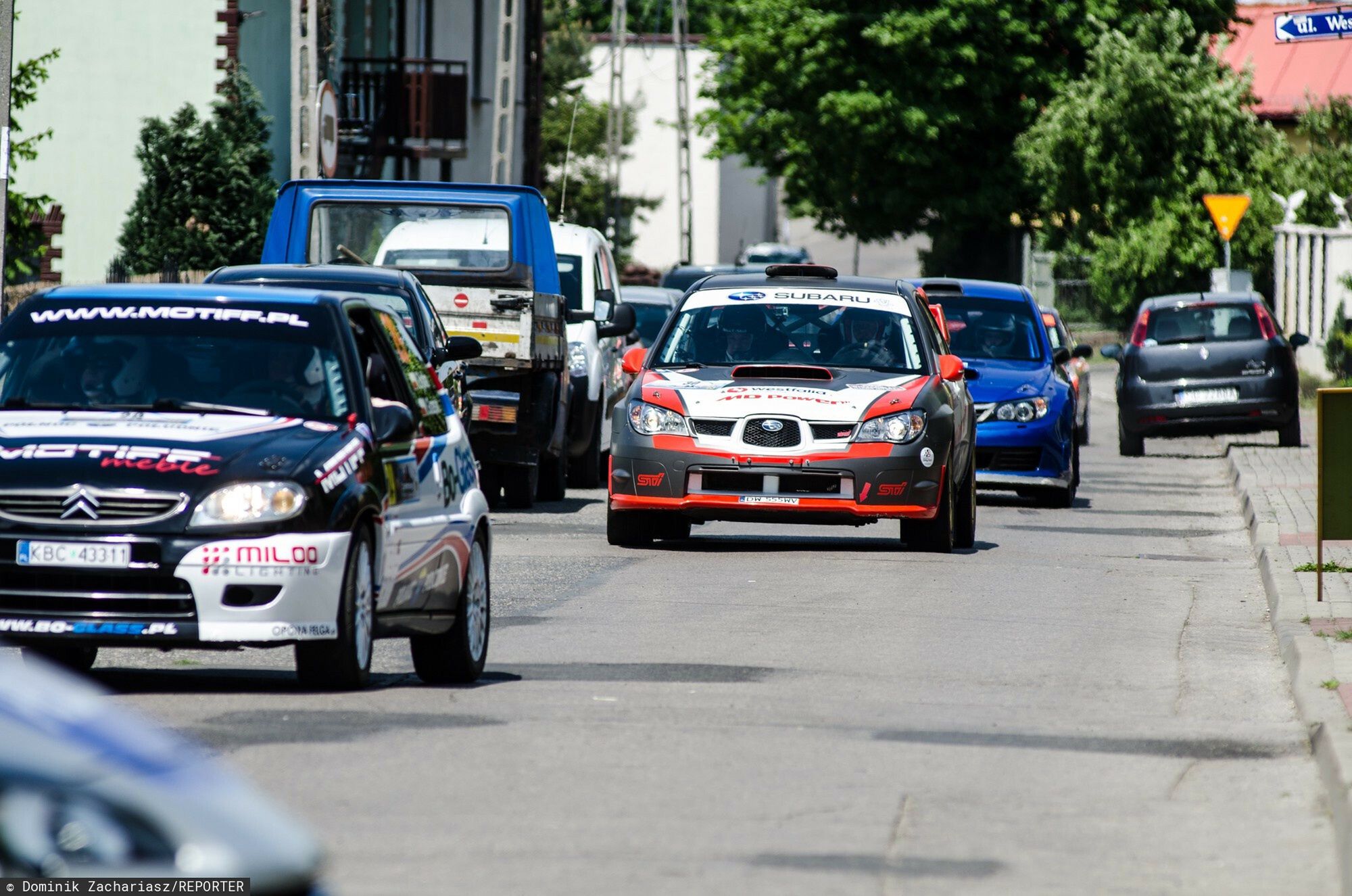 Samochody do motorsportu dostaną żółte tablice rejestracyjne z czerwonymi znakami