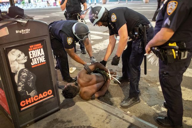 Nowy Jork. Policja aresztuje mężczyznę podczas nocy, w której wybuchły zamieszki w mieście. Stwierdzono wiele aktów wandalizmu.