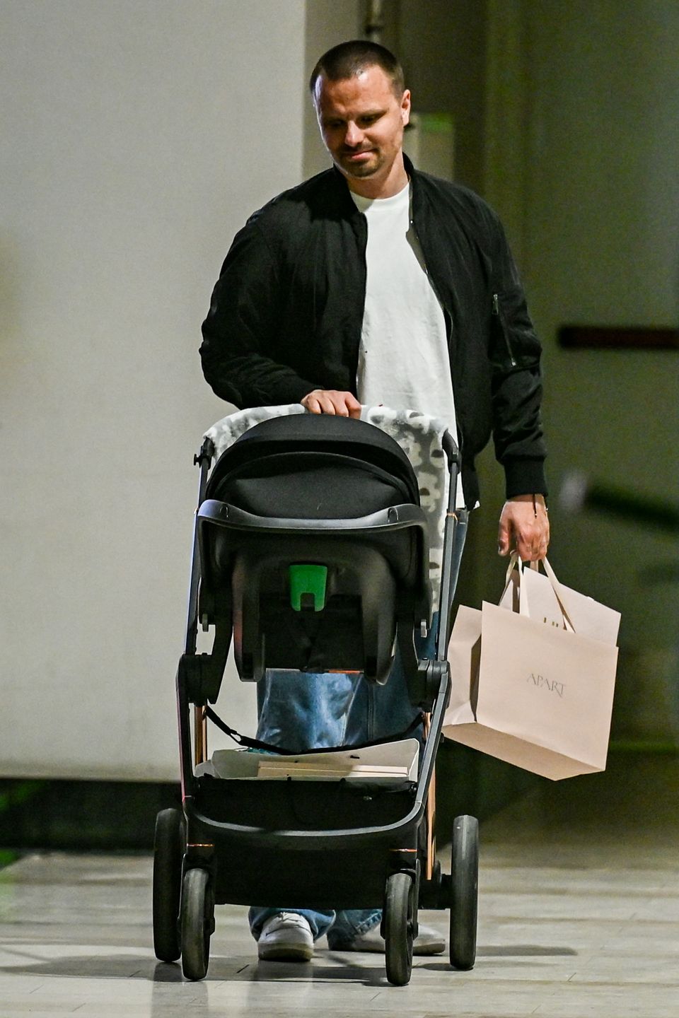 Marcin Hakiel i Dominika Serowska z synem na zakupach 