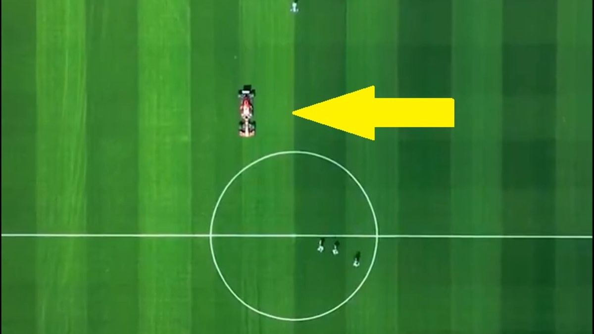 Bolid Formuły 1 w wyścigu z piłkarzami Leeds United