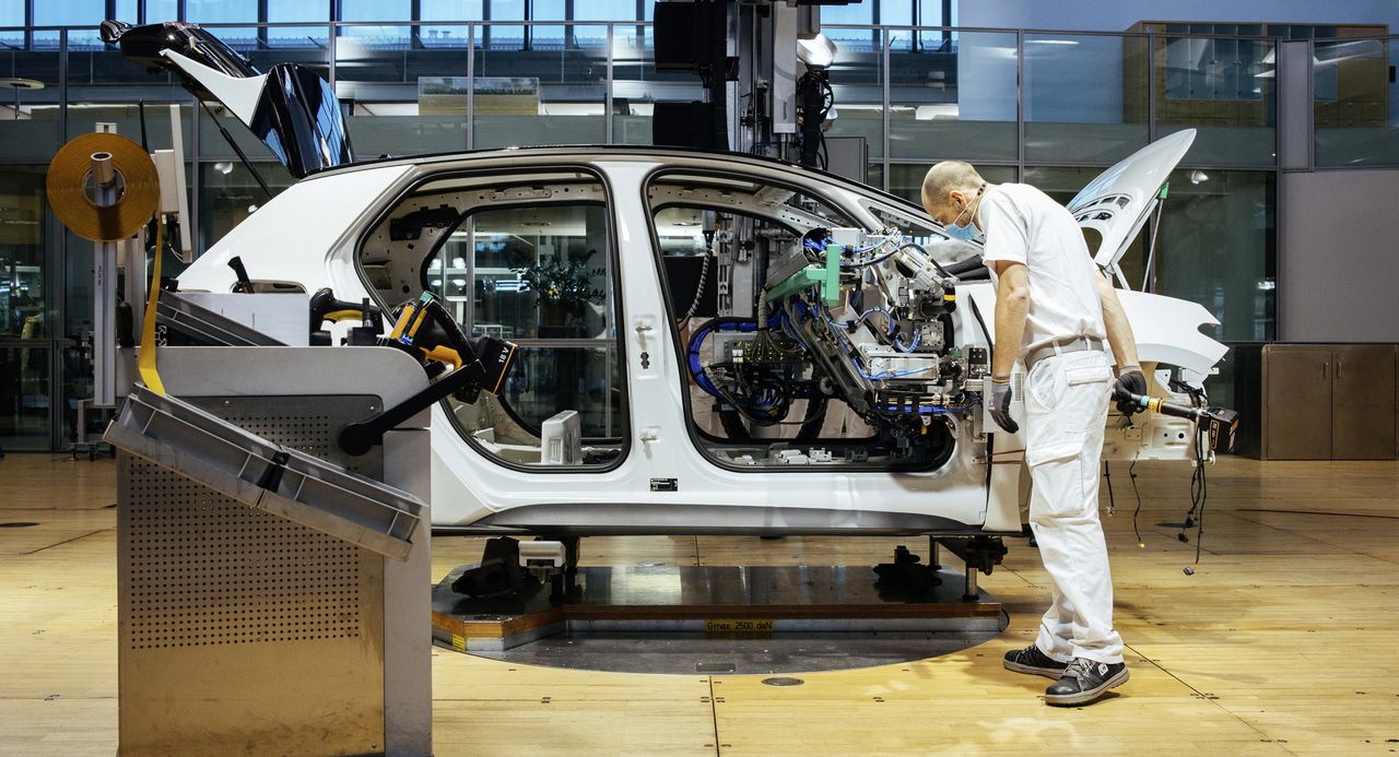 Siła robocza 6 fabryk Volkswagena uszczupli się o niemal 4 proc.