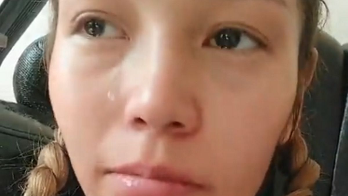 Dziewczynka gorzko zapłakała