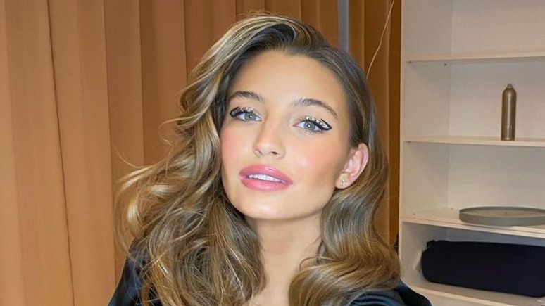 Julia Wieniawa pokazuje, jak Nikodem na niej leży