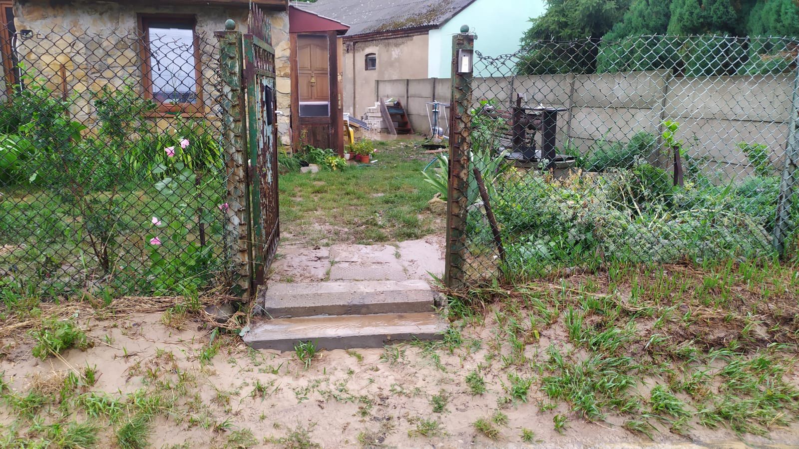 Widok po nawalnym deszczu w Grójcu. Posesja pana Michała