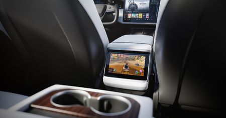 Elon Musk kontra klient Tesli. System wspomagania kierowcy zachwyca czy nie?