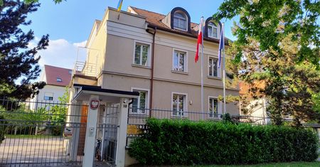 Wypadek w Lublanie. Naczelnik z MSZ wypadł przez okno. Walczy o życie