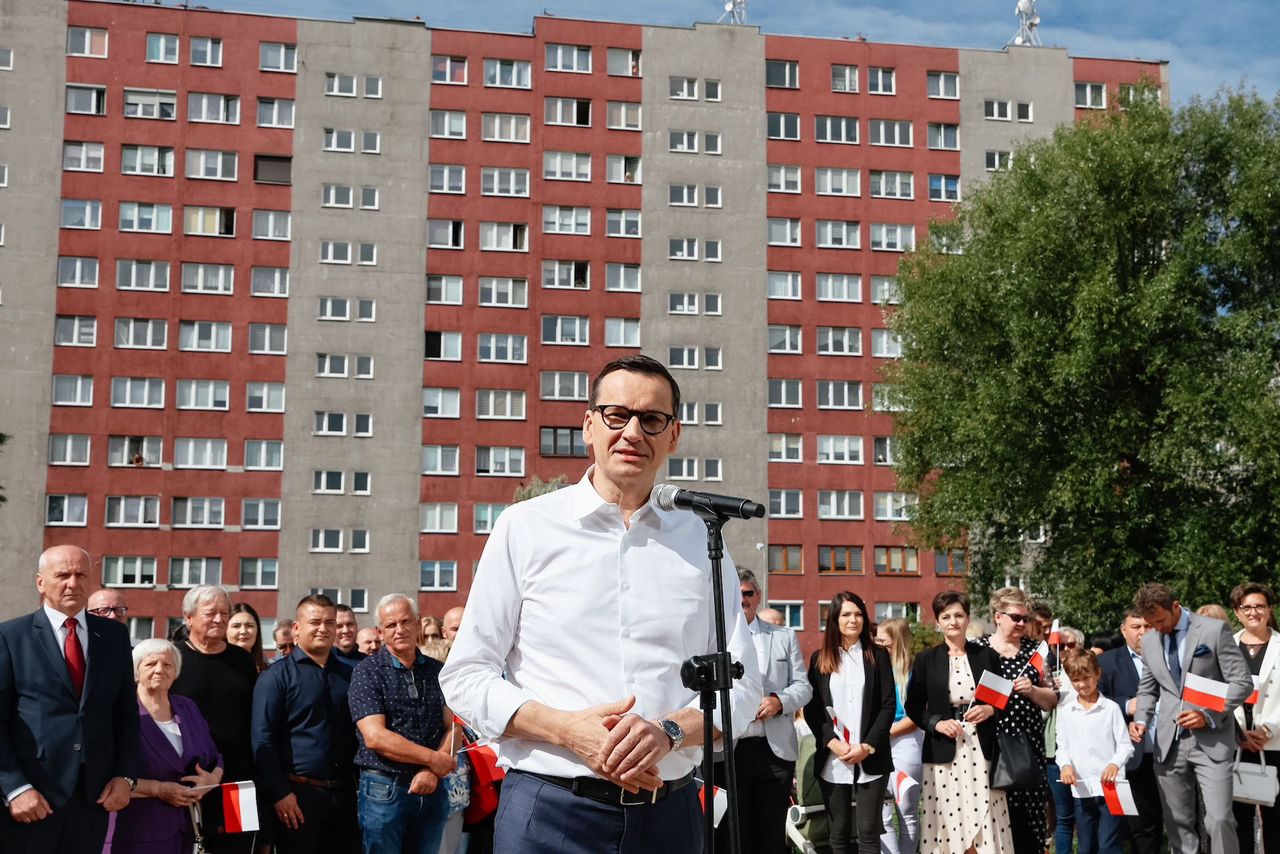 PiS: "Blok z wielkiej płyty jest jak Polska". Kulisy nowego pomysłu sztabu. Opozycja o "odgrzewanym kotlecie"