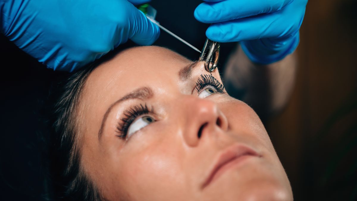 Jeśli chcemy wykonać kolczyk w brwi, powinniśmy udać się do profesjonalnego piercera.