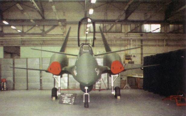 Pozostałość programu Skorpion - makieta drugiej wersji samolotu